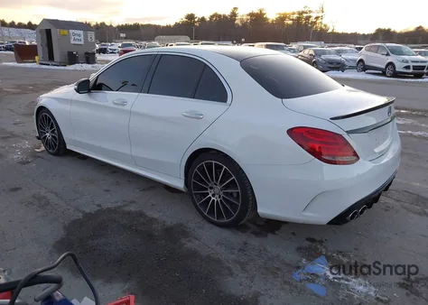 2015 Mercedes-Benz C 300 4Matic/Luxury 4Matic/Sport 4Matic z USA, uszkodzony, nr VIN 55SWF4KB2FU087424